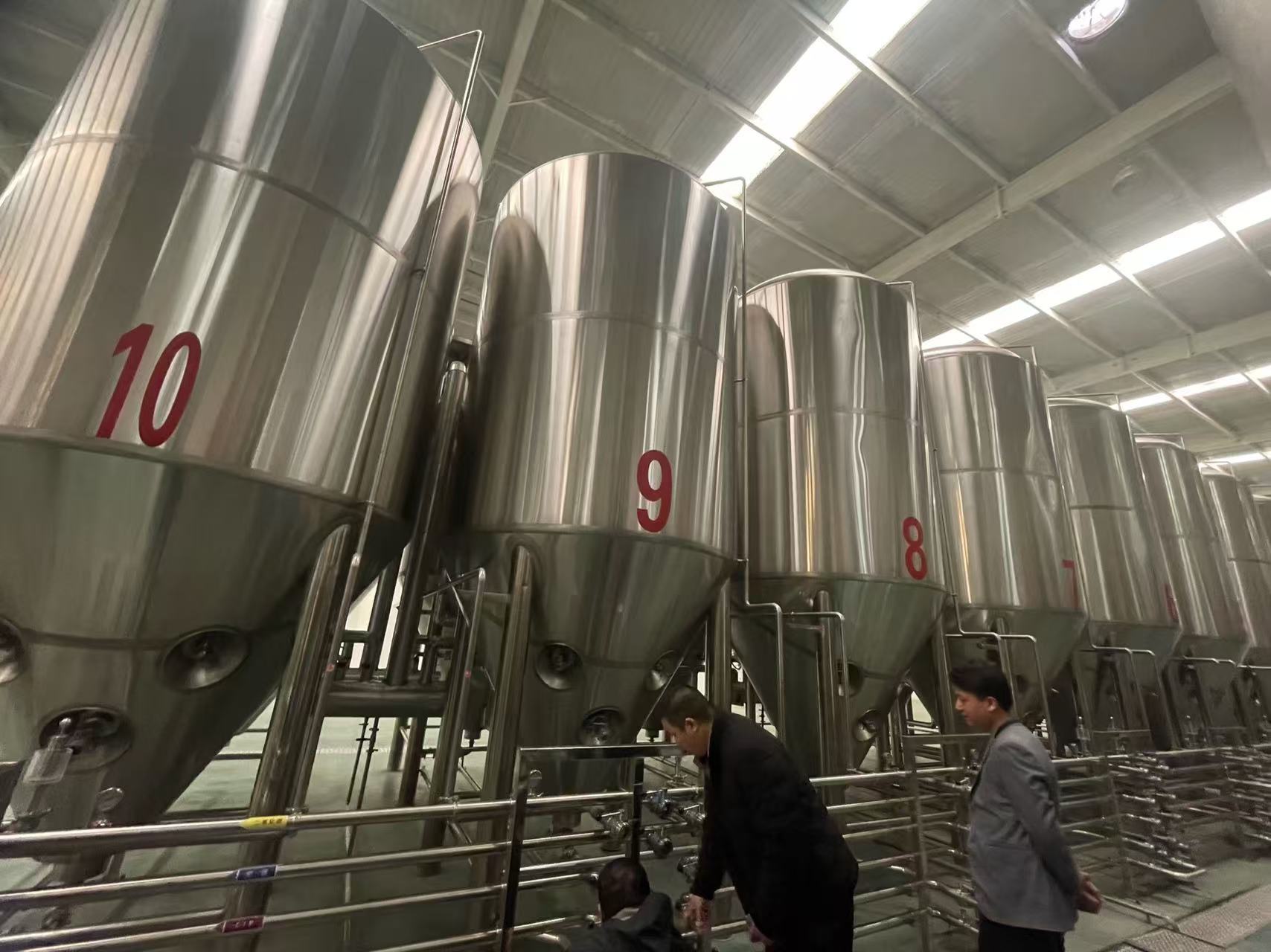 岫岩精酿啤酒设备厂—平面布置、设备设计、制造、调试、培训等一条龙服务
